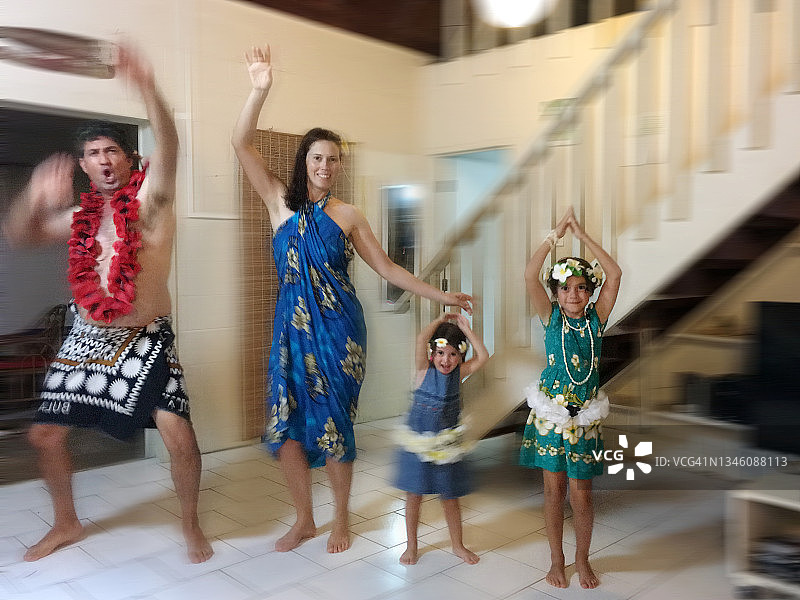 全家在度假屋客厅跳舞图片素材