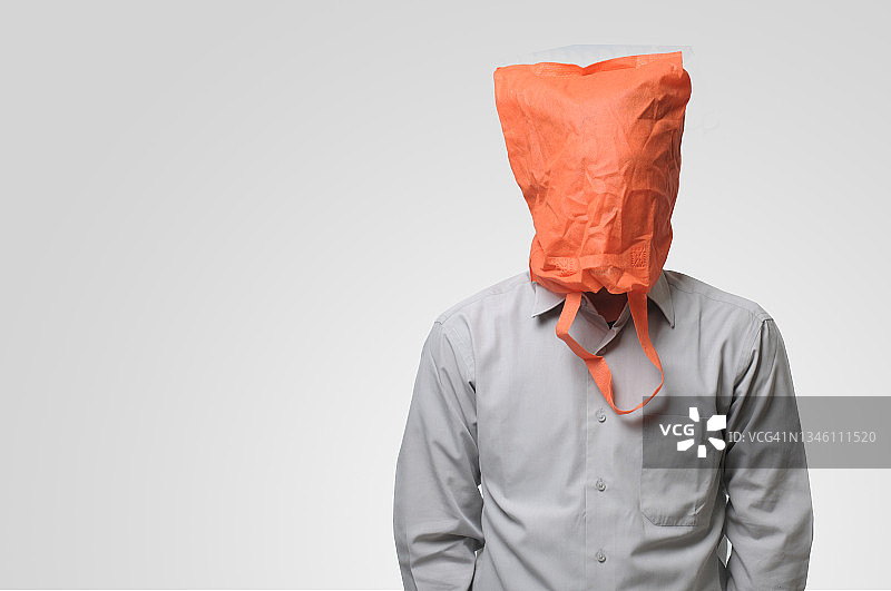 头上戴着购物袋的男人 портрет图片素材