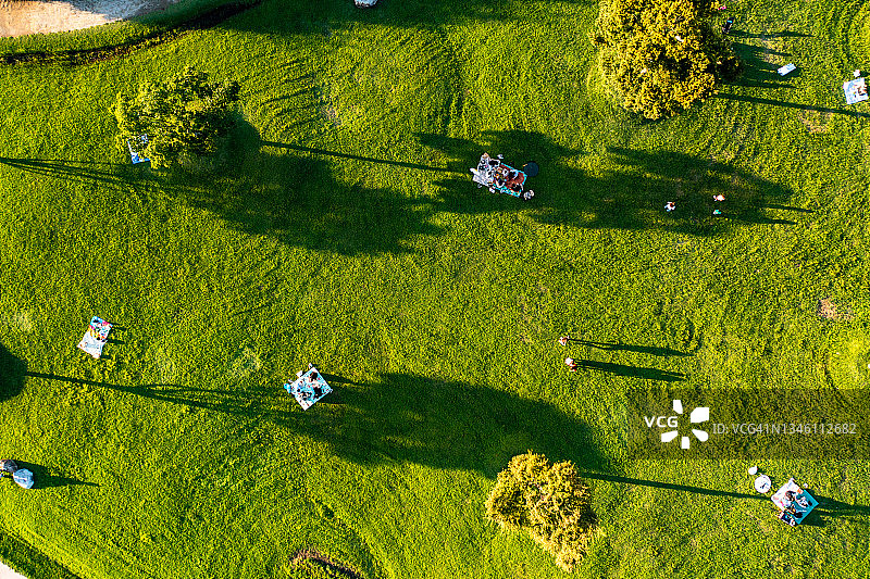 阳光明媚的城市公园里的人们鸟瞰图片素材