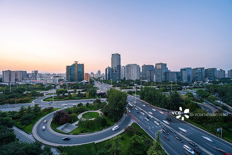 北京三元桥黄昏景色图片素材