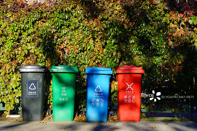 院子里的各种垃圾箱图片素材