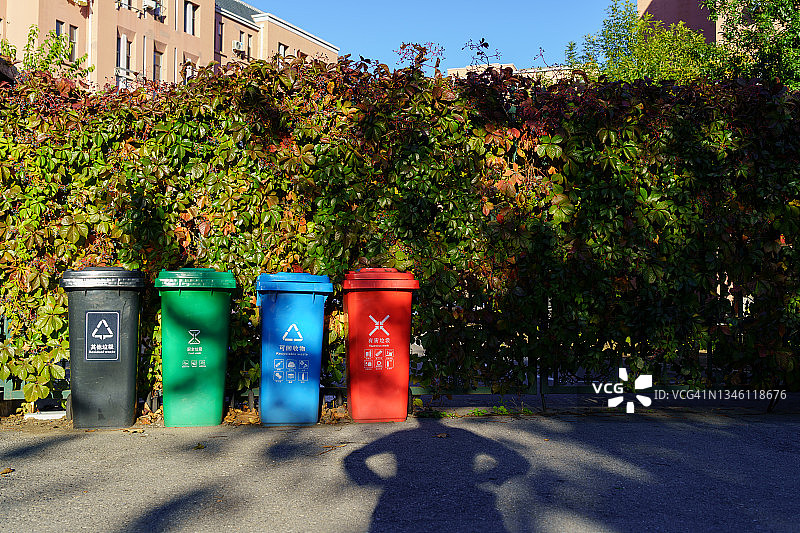院子里的各种垃圾箱图片素材