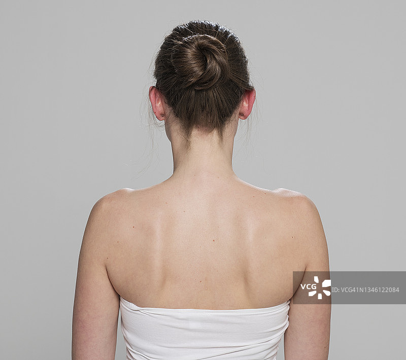 发髻中年妇女的背影图片素材