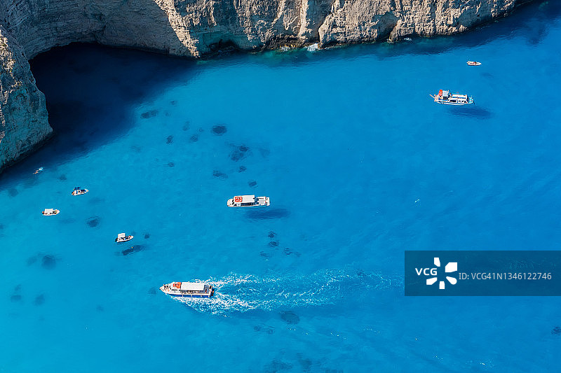 希腊扎金索斯清澈蓝色水晶水域中两艘船只的无人机全景照片图片素材