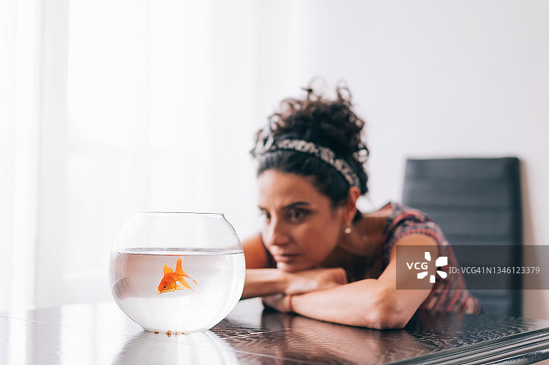 中年妇女和金鱼许愿图片素材