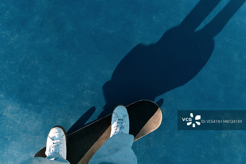 男人在公园玩滑板的下半身图片素材