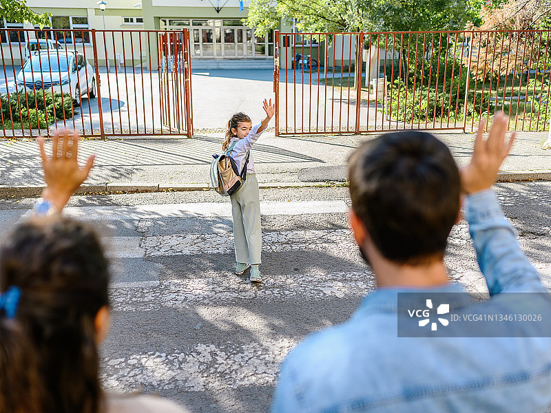 父母送女儿上学图片素材