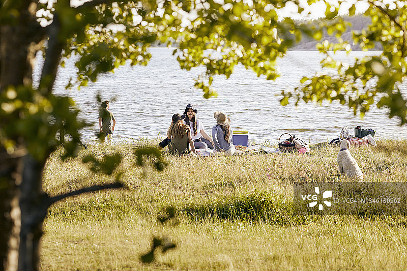 女人们在湖边野餐图片素材