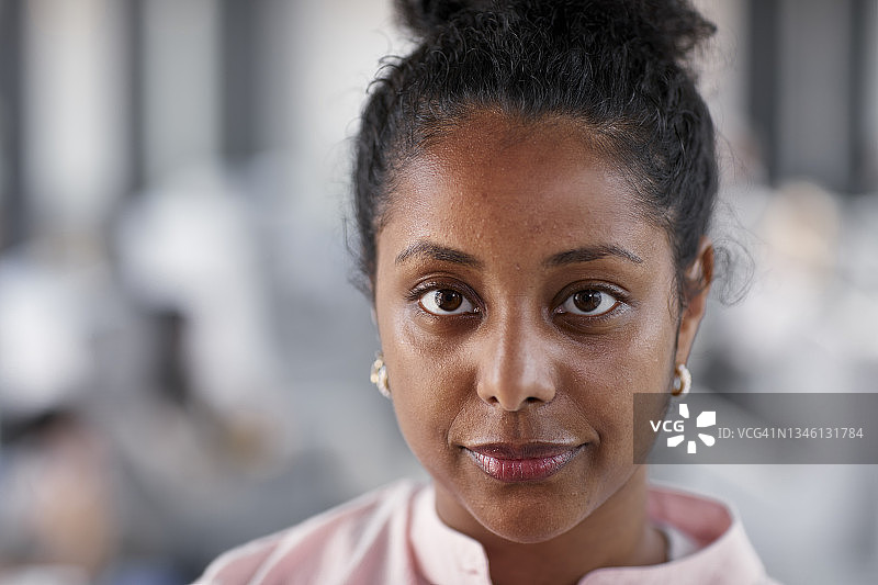 看着镜头的女人肖像图片素材