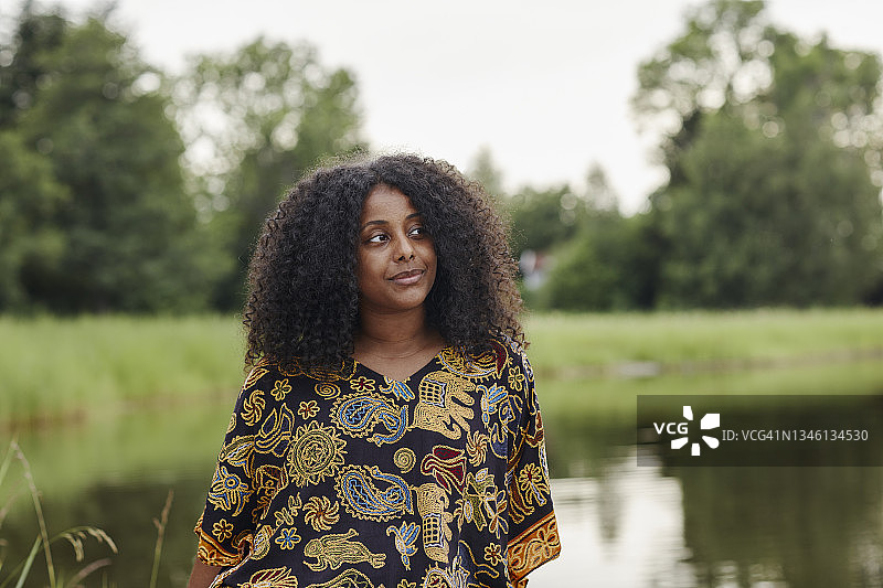 湖边的年轻女子肖像图片素材