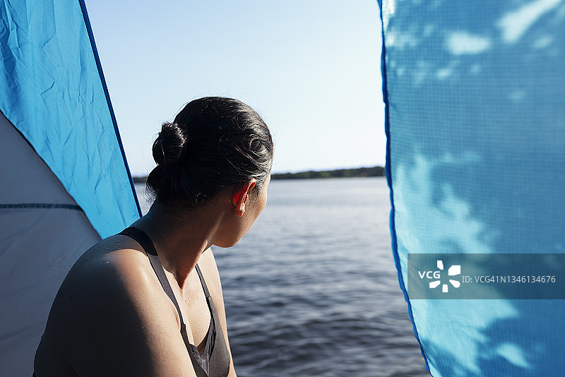 在帐篷里看海的女人图片素材