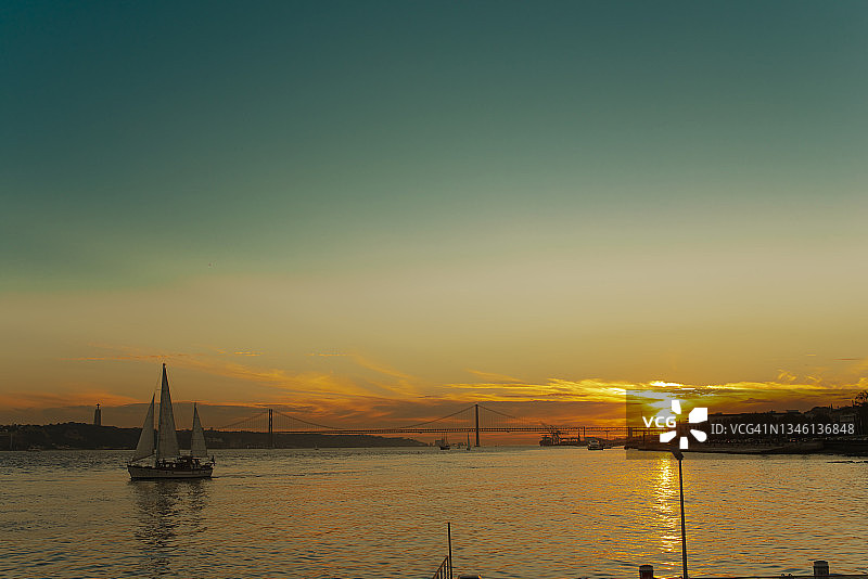 里斯本，特茹河上的4月25日大桥，日落天空背景图片素材