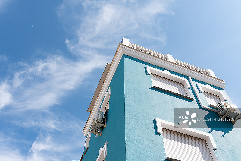 蓝色建筑与蓝天白云图片素材