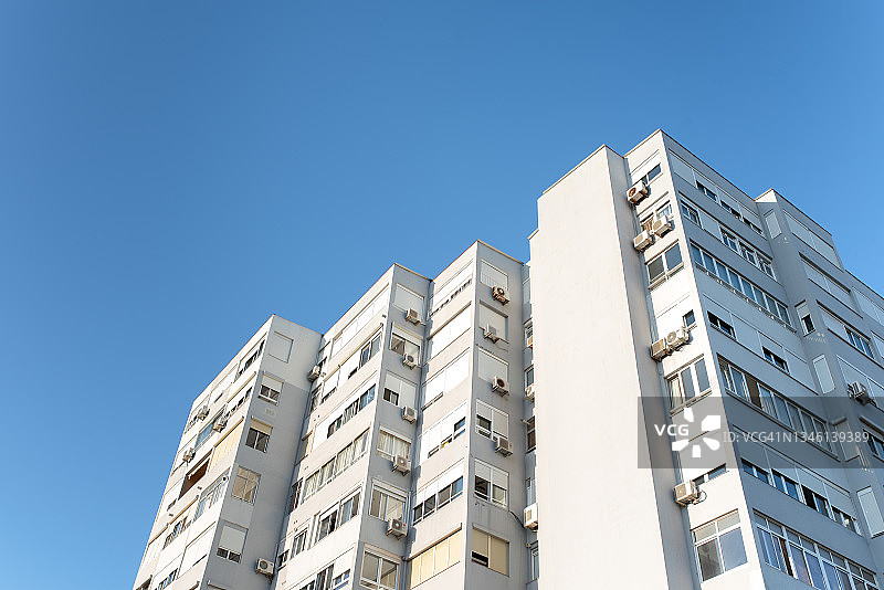 蓝天下高层白色公寓楼图片素材