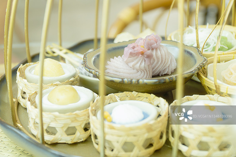 泰国传统甜点，采用传统包装，呈现美丽的粉彩色图片素材