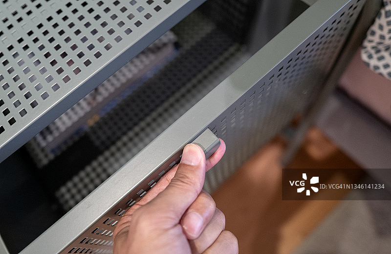 人手打开金属抽屉的高角度视图图片素材