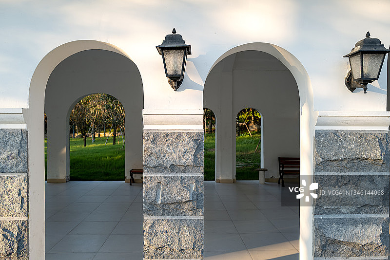 拱门门边的壁灯图片素材