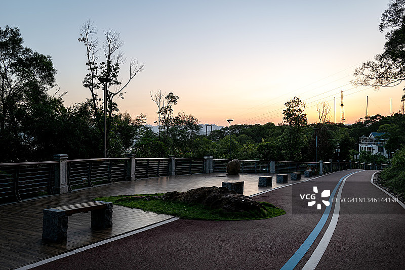 暮光下的步行道图片素材