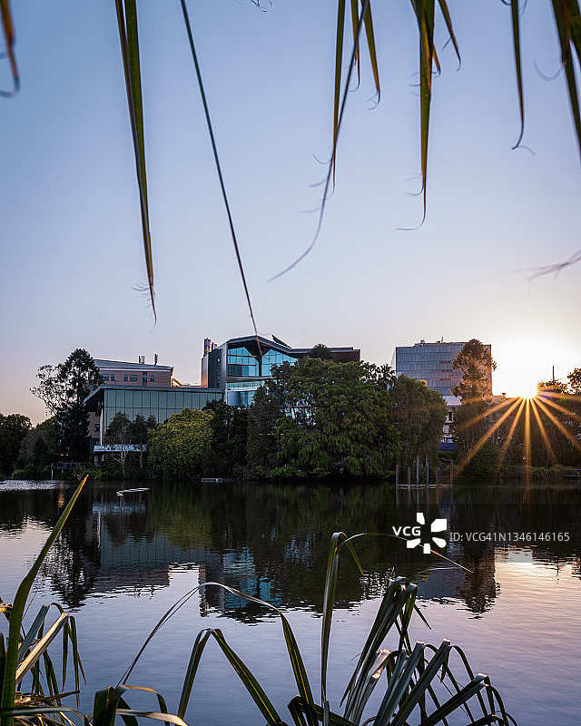 昆士兰大学湖日落时分的高级工程大楼图片素材