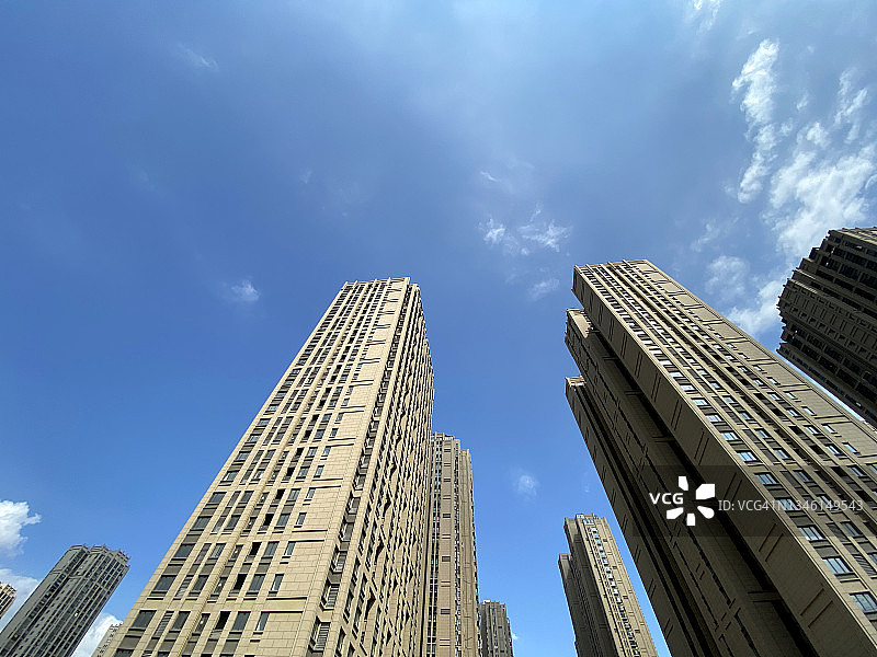 仰望城市高层住宅楼图片素材