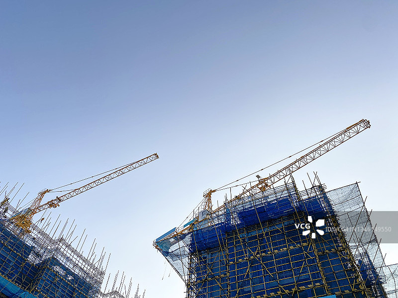 起重机建造房屋的低角度视图图片素材