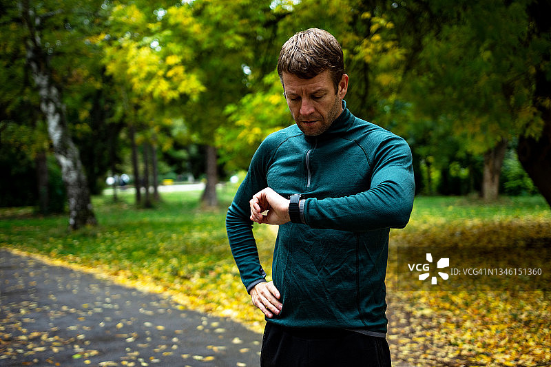 年轻男人准备去户外跑步图片素材