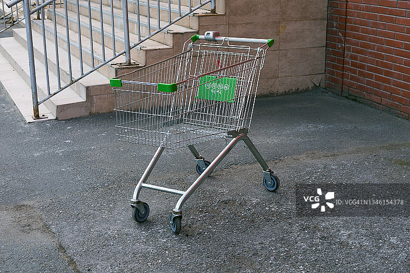 购物车，用于购物产品和商品，靠近购物中心、大型超市或超市。贸易行业、消费领域概念图片素材