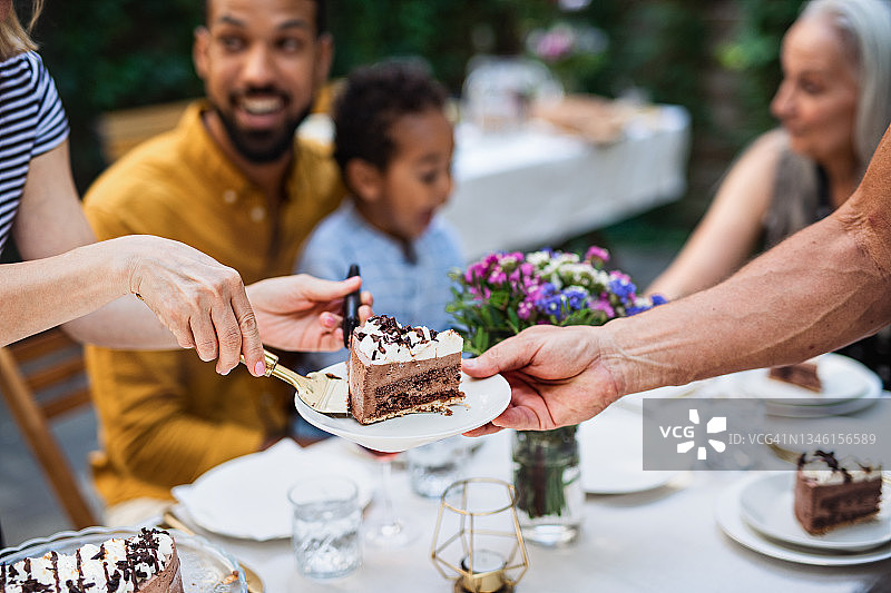 生日庆祝时，女人递上生日蛋糕的特写图片素材