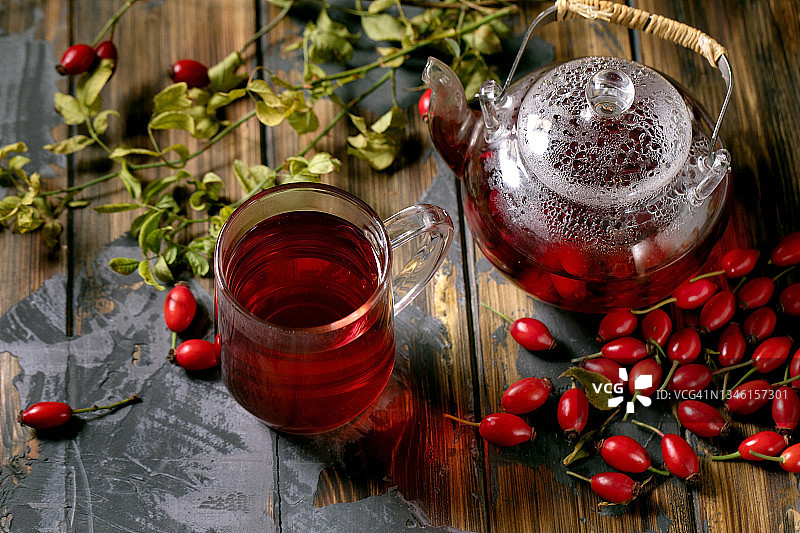 玻璃茶壶中的玫瑰果草药茶图片素材