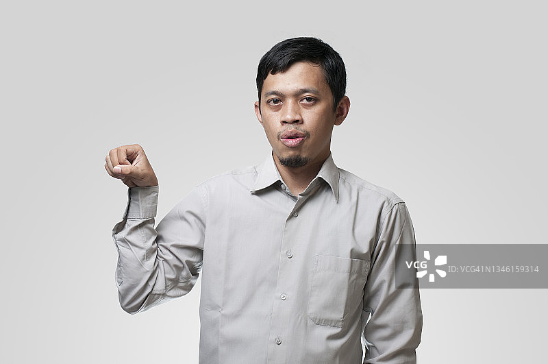 年轻男士用手势表达图片素材