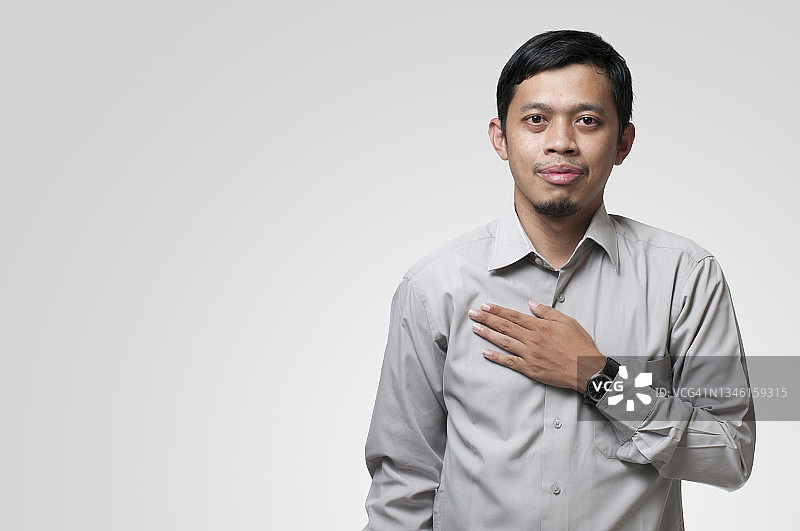 年轻男士用手势表达图片素材