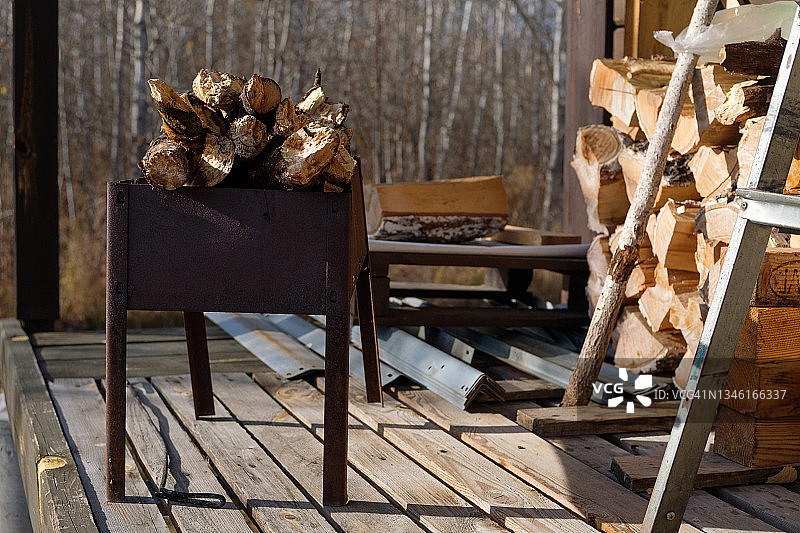烤架和木堆里的柴火图片素材