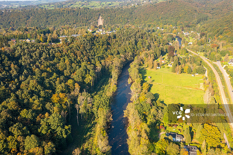 河流旁的草地与森林航拍图片素材