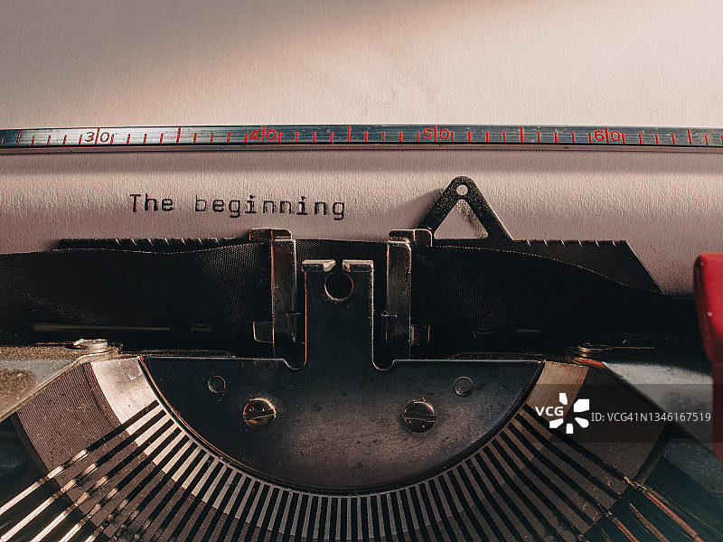 复古打字机上的“开始”字样。微距特写。复古。新的开始。图片素材