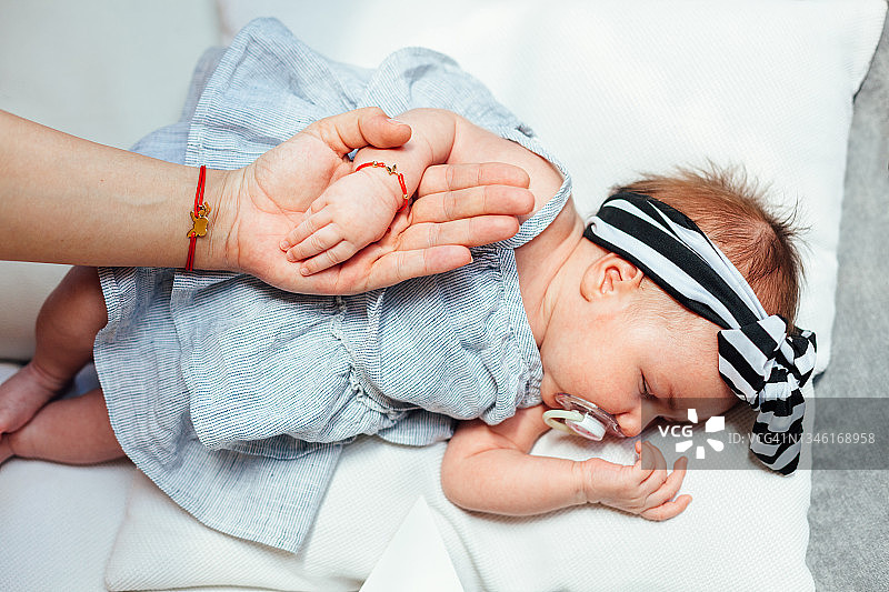 母亲和婴儿的手图片素材