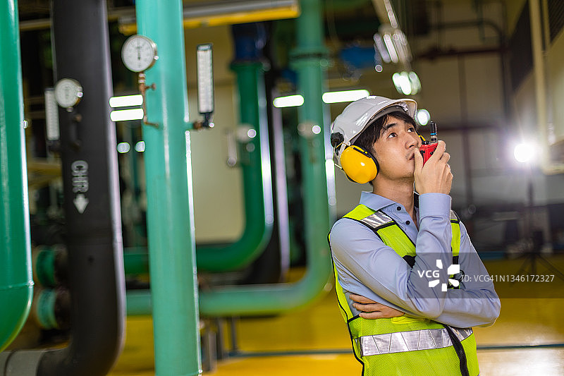 亚裔男工程师在机房工作图片素材