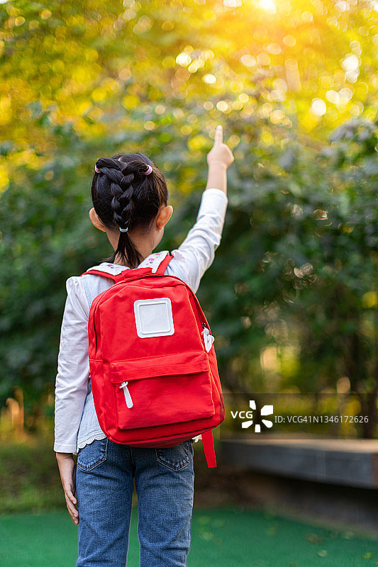 背着书包的小女孩图片素材