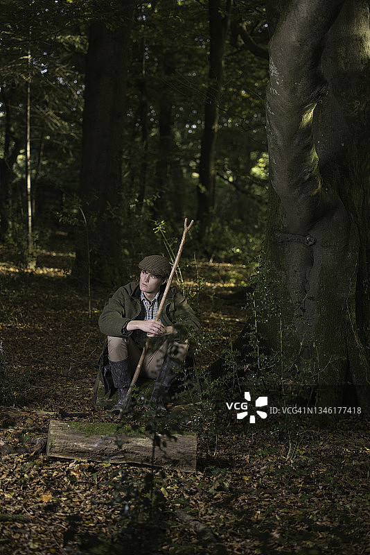 在树林里的乡下男人图片素材