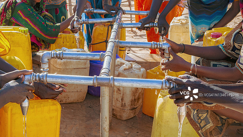 收集饮用水的非洲裔妇女图片素材