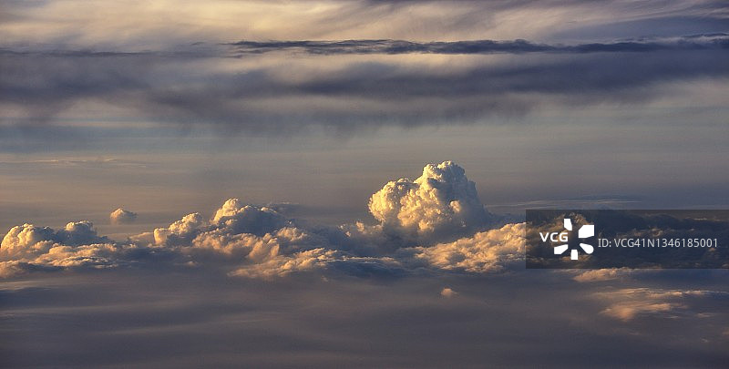 高空云层与光线的航拍摄影图片素材