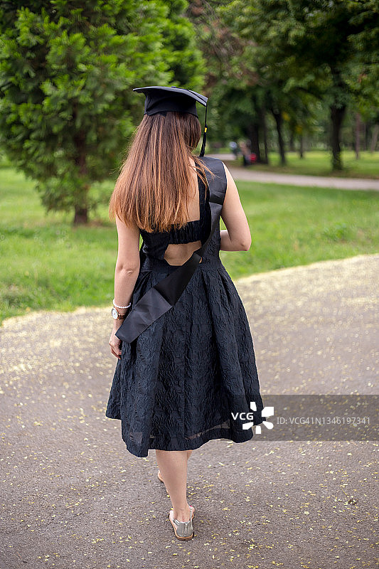 毕业日兴奋的年轻女人图片素材