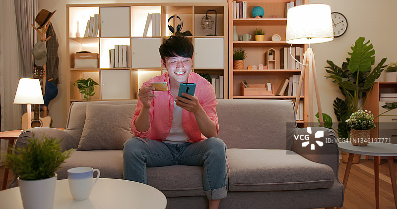 男人用卡在线购物图片素材