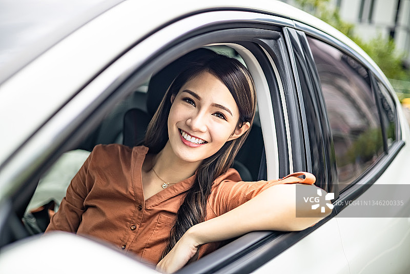 女商人开车通勤图片素材