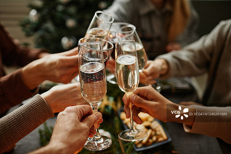 圣诞晚餐祝酒图片素材