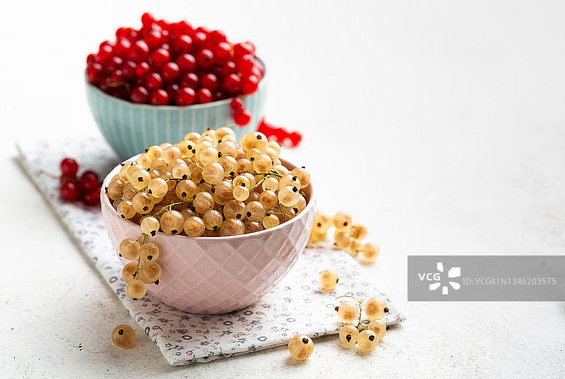 白色和红色醋栗图片素材