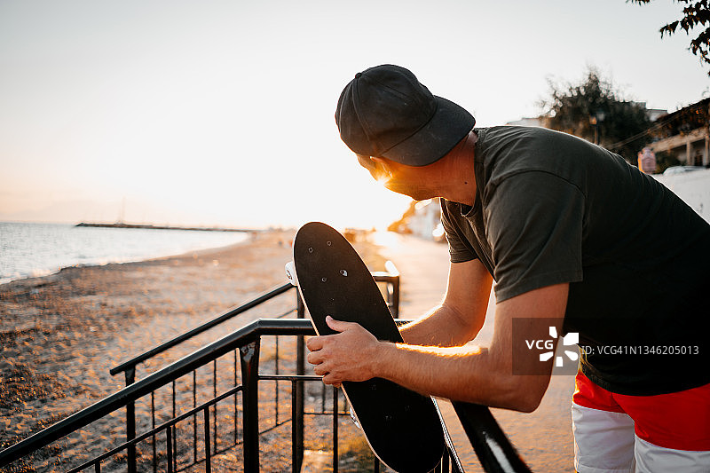在滑板人行道上放松的男人图片素材