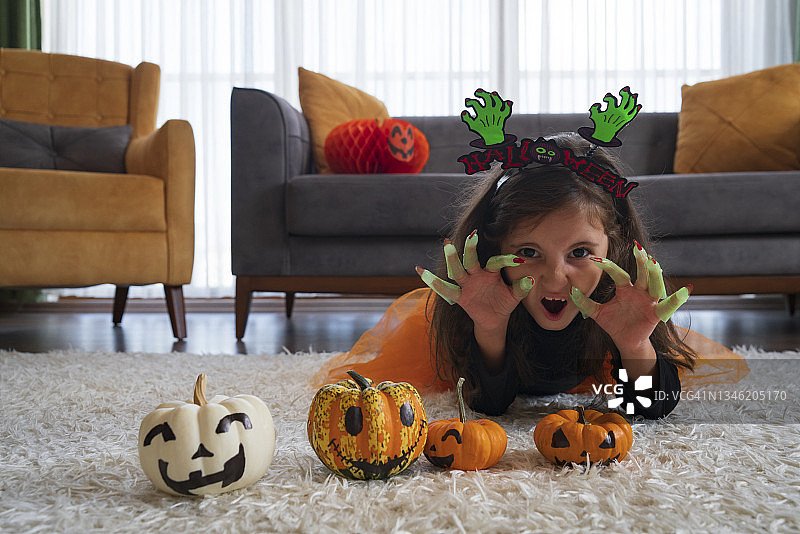 身穿万圣节服装的小女孩图片素材