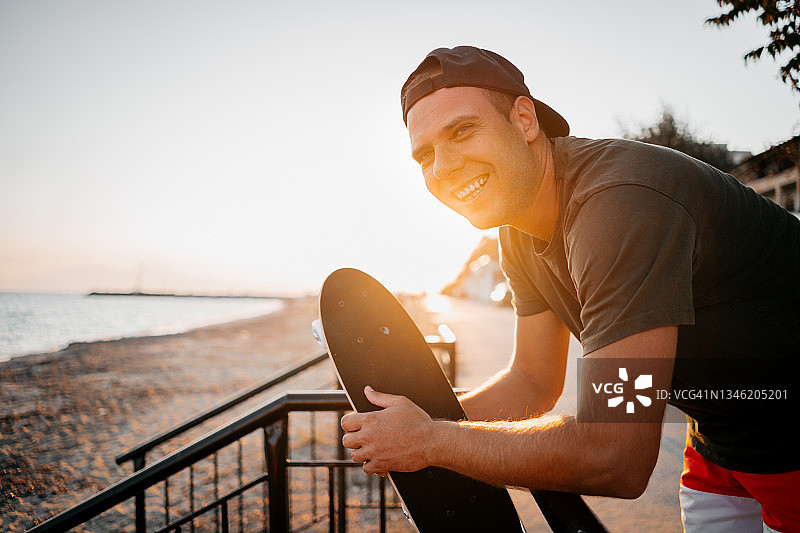 在滑板人行道上放松的男人图片素材