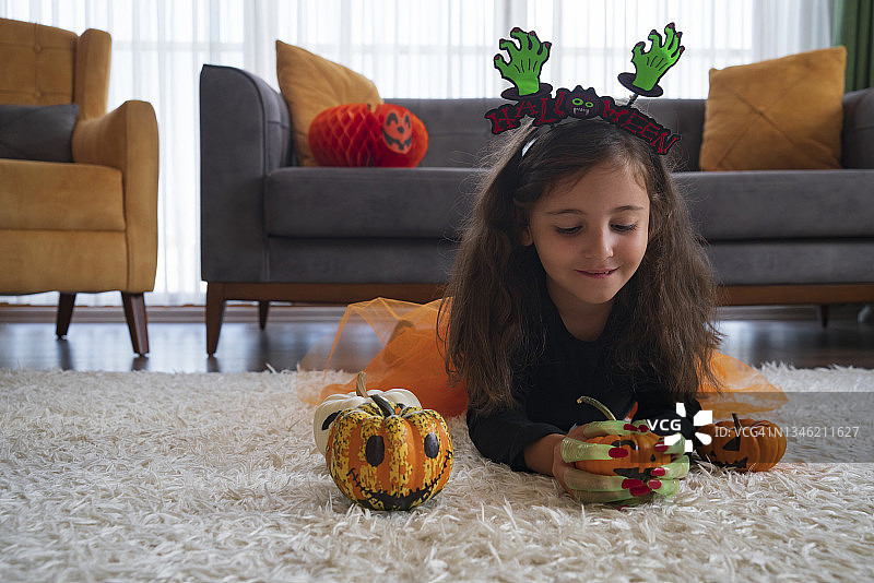 身穿万圣节服装的小女孩图片素材