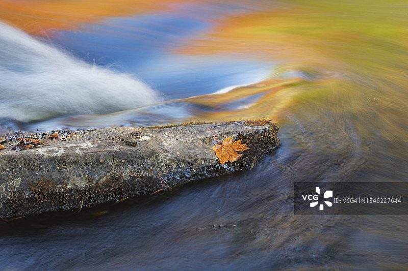 邦德瀑布的秋色倒影图片素材